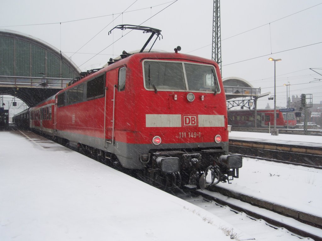 111 149 der DB Regio NRW als RE 13 Ersatzverkehr der eurobahn nach Venlo in Mnchengladbach Hbf. 09.01.2010