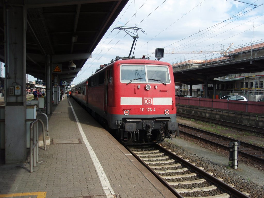111 176 als RB aus Treuchtlingen in Wrzburg Hbf. 01.08.2010