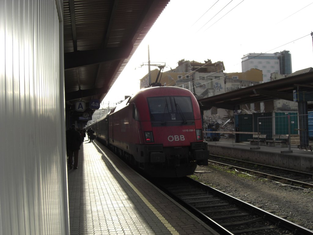 1116 056-1 im Salzburger Hauptbahnhof. Im Hintergrund das teilweise
schon abgerissene Bahnhofsgebude.