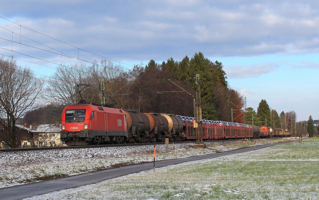 1116 195 ist mit einem Gterzug am 5. Dezember 2012 zwischen Prien und Bernau unterwegs.