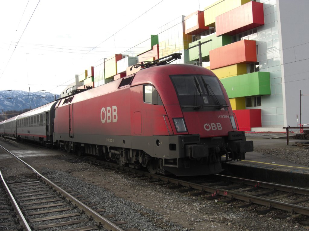 1116 282-3 im Salzburger Hauptbahnhof kurz vor Abfahrt.