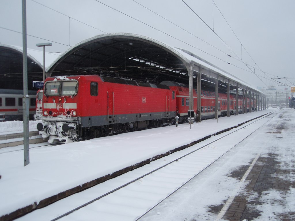 143 327 als RE nach Leipzig Hbf in Halle (Saale) Hbf. 02.01.2010
