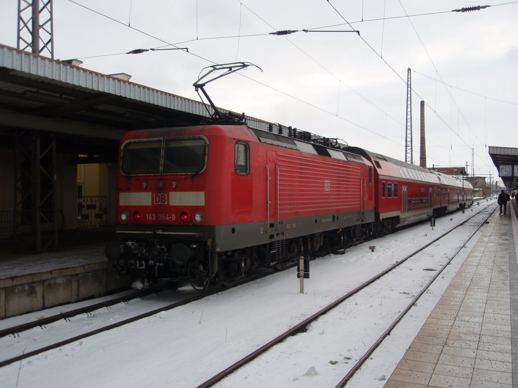 143 354 als RE 13 aus Leipzig Hbf in Magdeburg Hbf. 13.02.2010