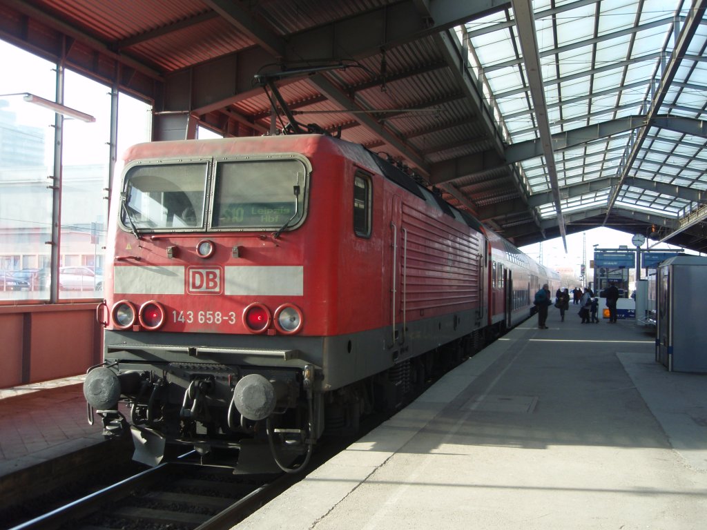 143 658 als S 10 aus Leipzig Hbf in Halle (Saale) Hbf. 05.03.2011