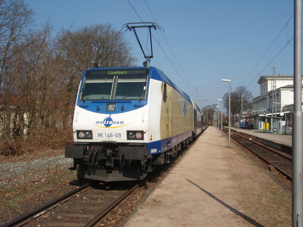 146-09 der metronom Eisenbahngesellschaft als MEr nach Hamburg-Harburg in Lneburg (Westseite). 02.04.2011