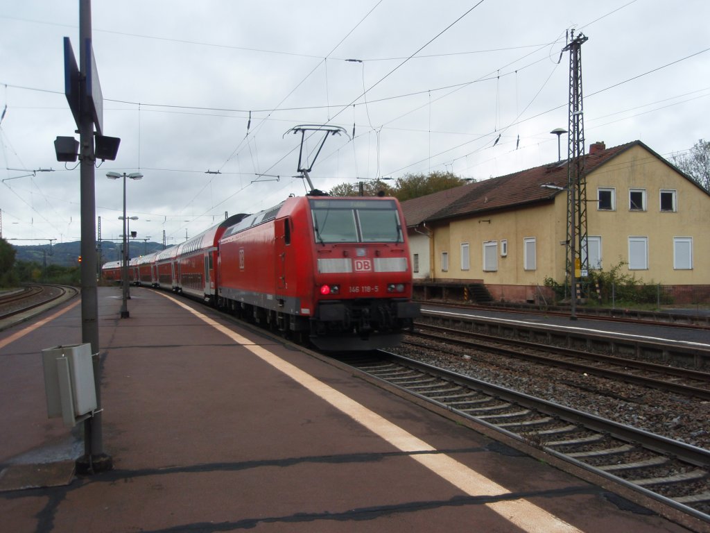 146 118 als RE Frankfurt (Main) Hbf - Fulda bei der Ausfahrt aus Schlchtern. 17.10.2009