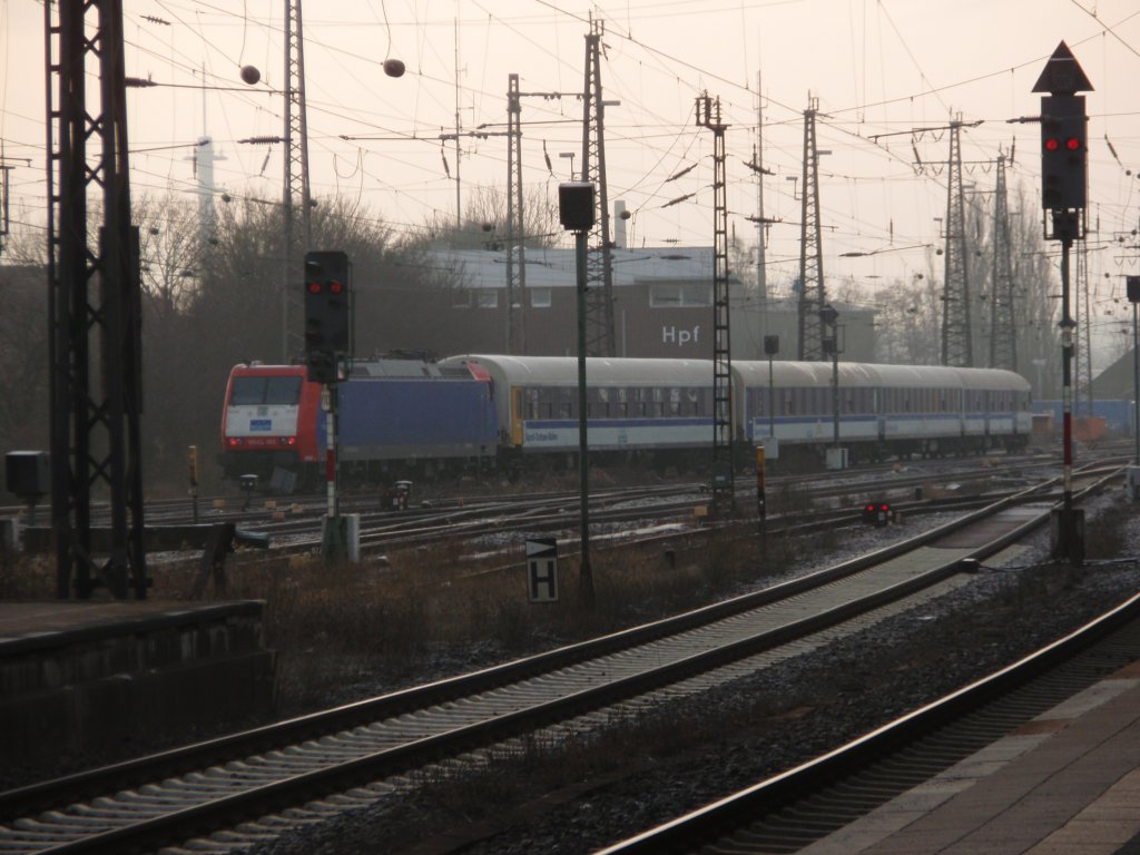 185 CL 003 mit Wagen der Nord-Ostsee-Bahn bei der Personalschulung in Hamm (Westf.). 23.01.2010