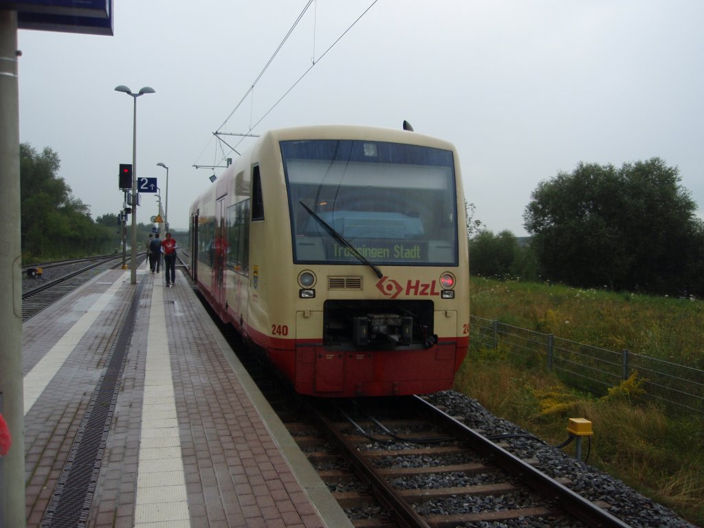 240 der Hohenzollerischen Landesbahn als HzL aus Trossingen Stadt in Trossingen Bahnhof. 29.07.2011