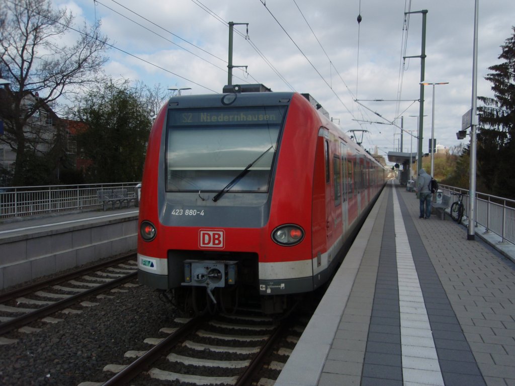 423 880 als S 2 Dietzenbach Bahnhof - Niedernhausen in Offenbach-Bieber. 10.04.2010
