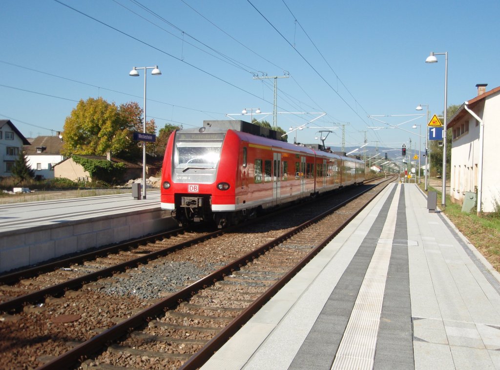 425 266 als RE Heilbronn Hbf - Mannheim Hbf bei der Ausfahrt aus Meckesheim. 09.10.2010