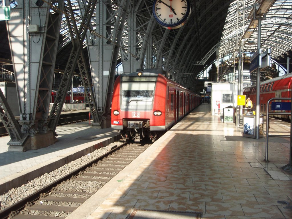 425 553 als RE nach Dillenburg in Frankfurt (Main) Hbf. 12.09.2009