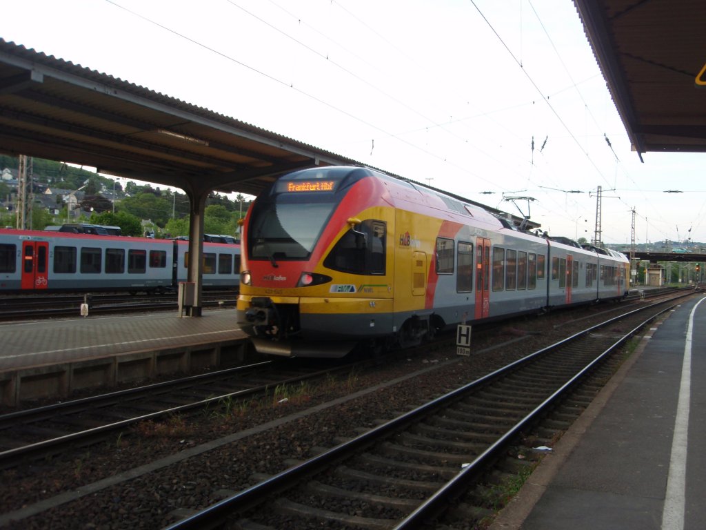427 543 der Hessischen Landesbahn als RE 99 nach Frankfurt (Main) Hbf bei der Ausfahrt aus Siegen. 07.05.2011