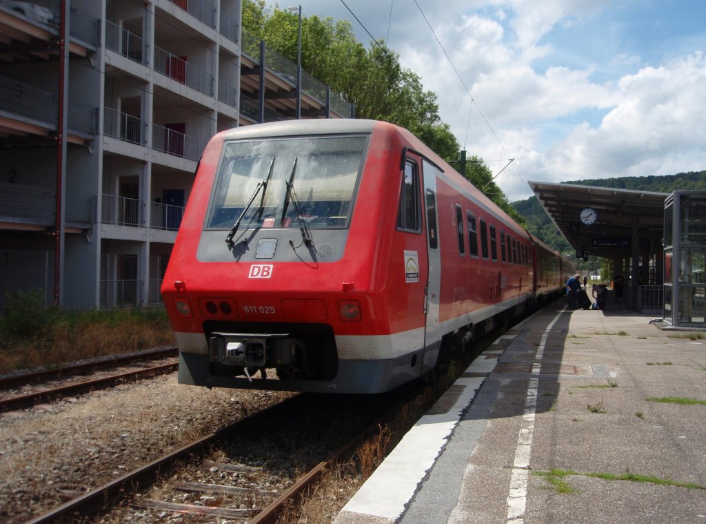 611 025 als IRE aus Stuttgart Hbf in Horb. 31.07.2012