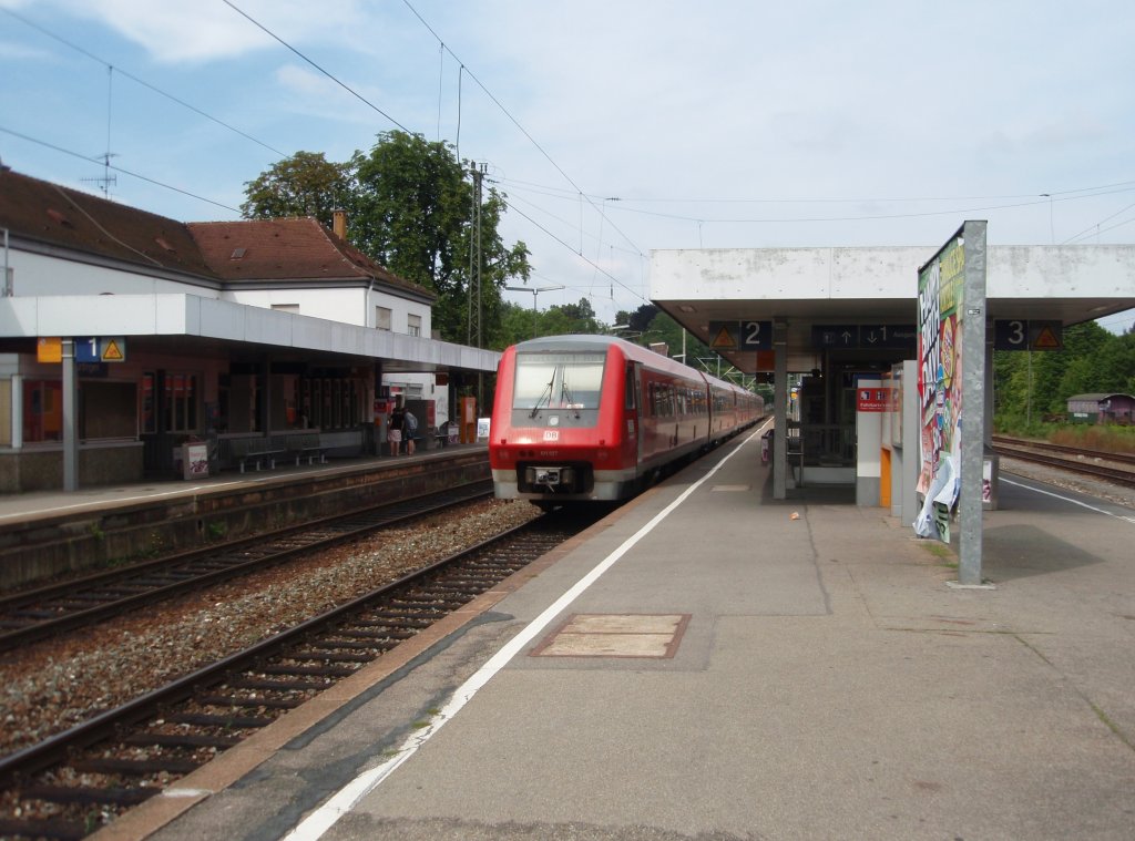 611 027 als IRE Albstadt-Ebingen - Stuttgart Hbf bei der Durchfahrt durch Nrtingen. 14.08.2010