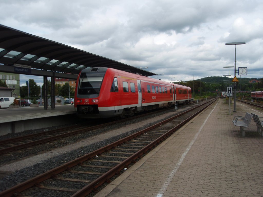 612 059 als RE nach Lichtenfels bei der Ausfahrt aus Bayreuth Hbf. 16.08.2010