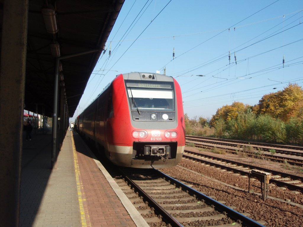 612 533 als RE 1 Zwickau (Sachs.) Hbf - Gttingen in Gnitz. 23.10.2010