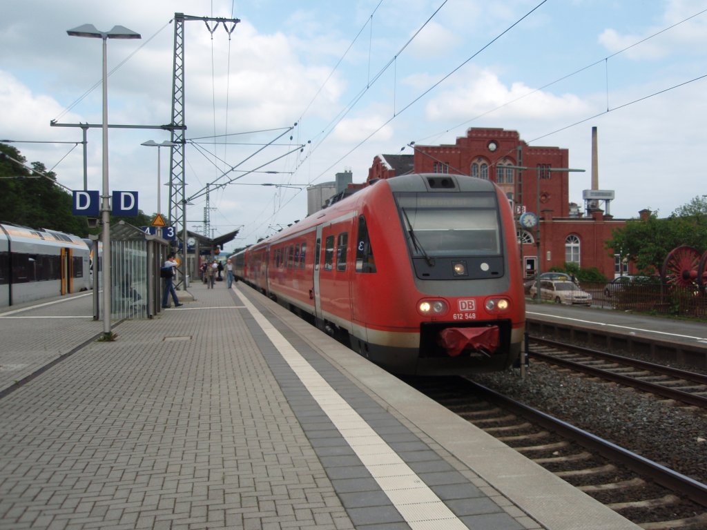 612 548 als RE 17 Kassel-Wilhelmshhe - Hagen Hbf bei der Einfahrt in Warburg (Westf.). 28.06.2009
