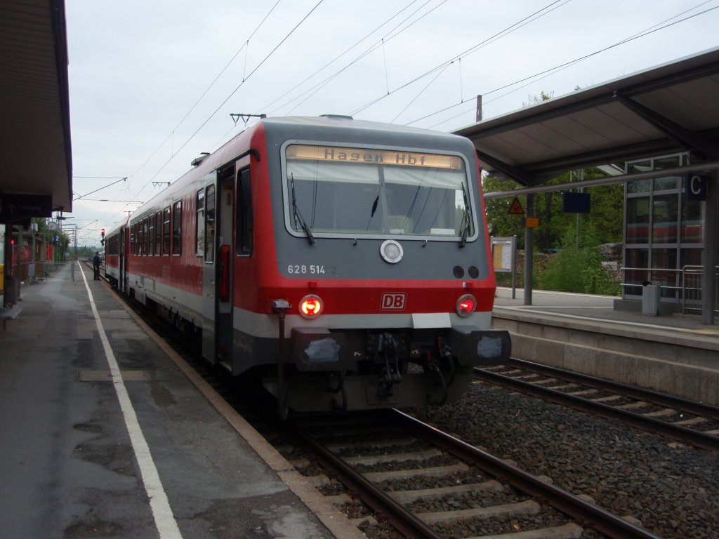 628 514 als RE 17 nach Hagen Hbf in Warburg (Westf.). 13.05.2010