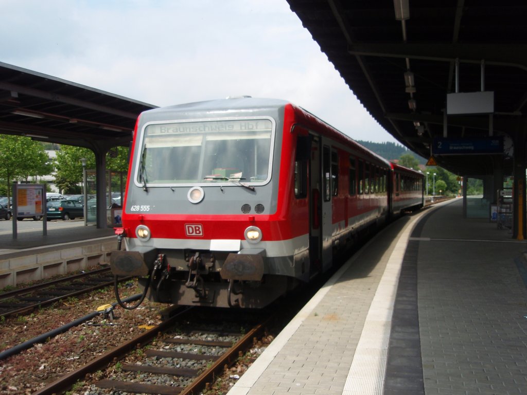 628 555 als RB nach Braunschweig Hbf in Goslar. 04.07.2009