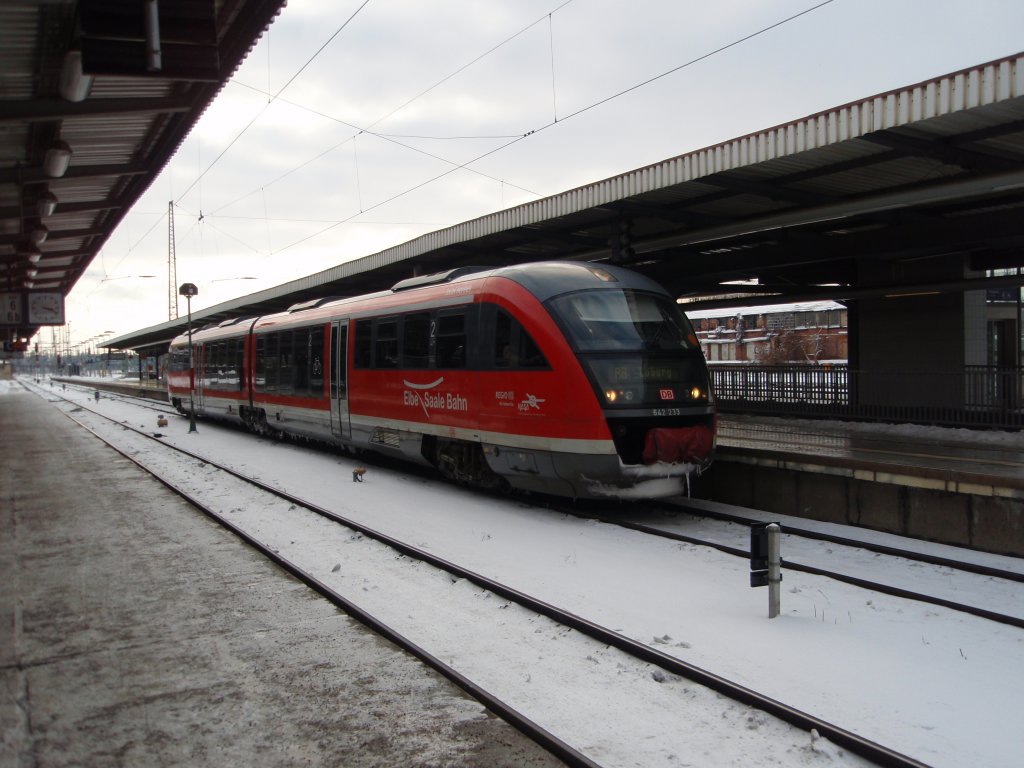 642 233 als RB 35 aus Loburg in Magdeburg Hbf. 13.02.2010