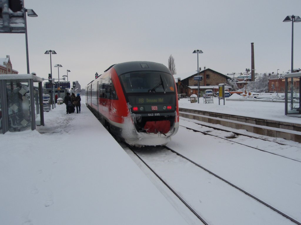 642 695 als RB 50 aus Dessau Hbf in Aschersleben. 02.01.2010