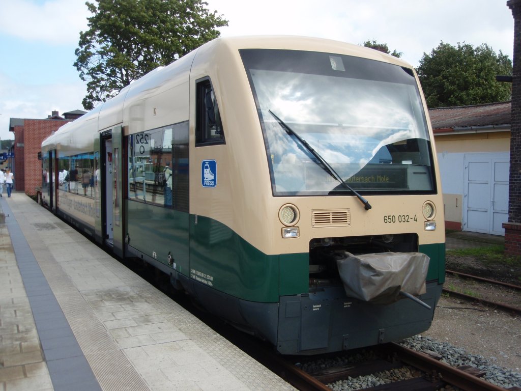 650 032 der Pressnitztalbahn als PRE aus Lauterbach Mole in Bergen auf Rgen. 19.08.2011