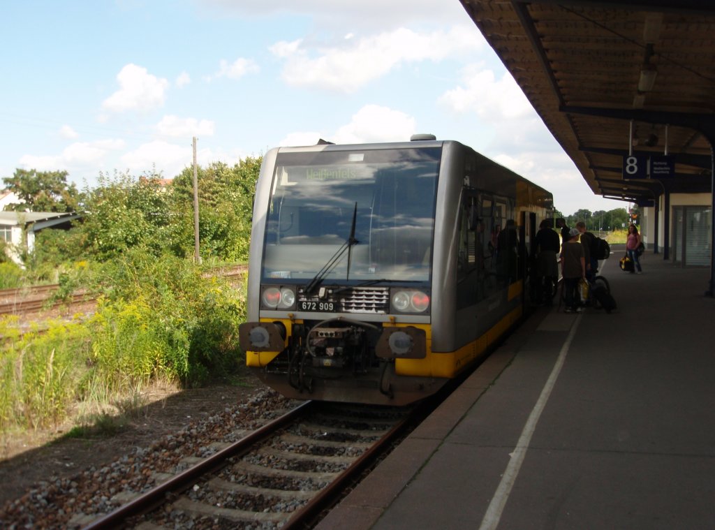 672 909 der Burgenlandbahn als RB nach Weienfels in Zeitz. 19.08.2010