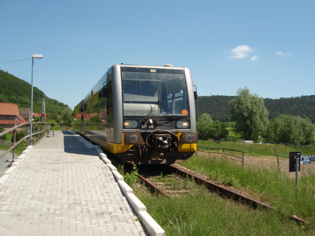 672 910 der Burgenlandbahn als BLB 92 aus Naumburg (Saale) Hbf in Wangen. 05.06.2010