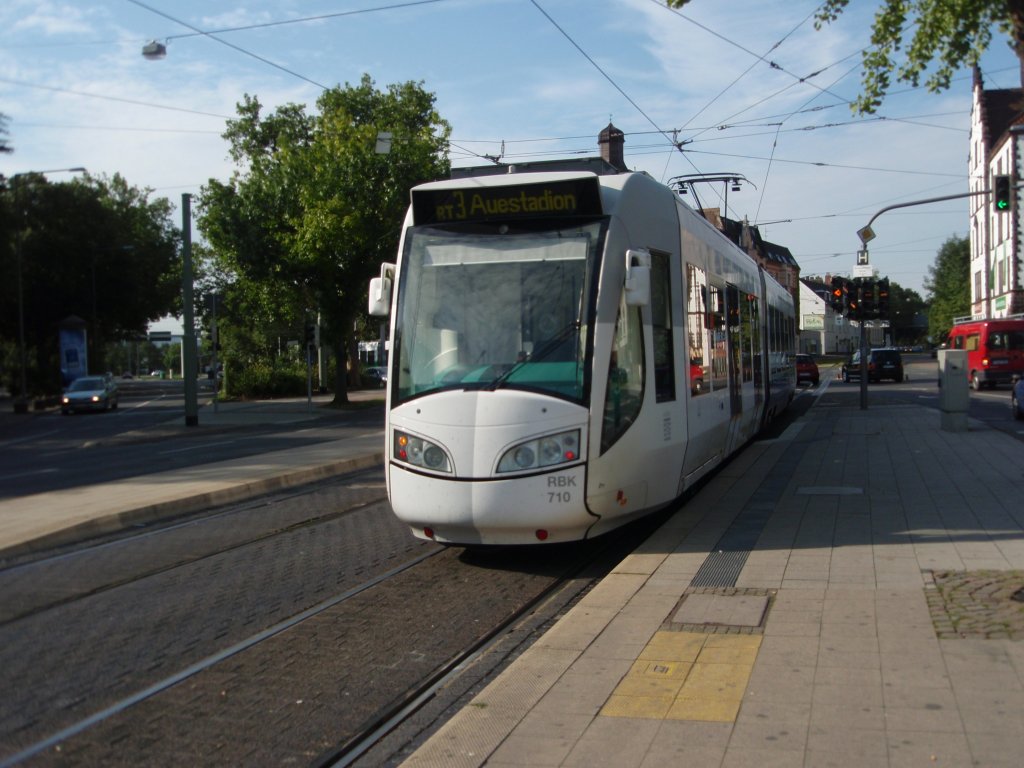 710 der Regionalbahn Kassel als RT 3 aus Warburg (Westf.) bei der Ausfahrt aus Kassel-Auestadion. 01.08.2009