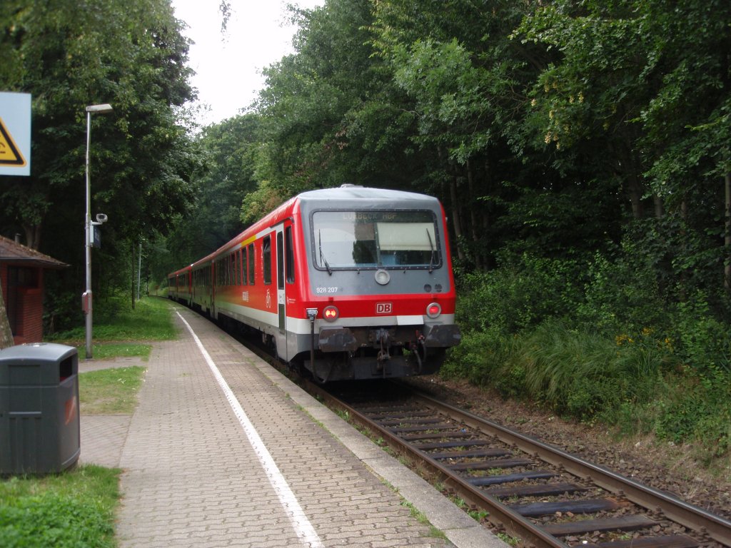 928 207 als RB Neustadt (Holst.) - Lbeck Hbf bei der Ausfahrt aus Sierksdorf. 04.08.2009
