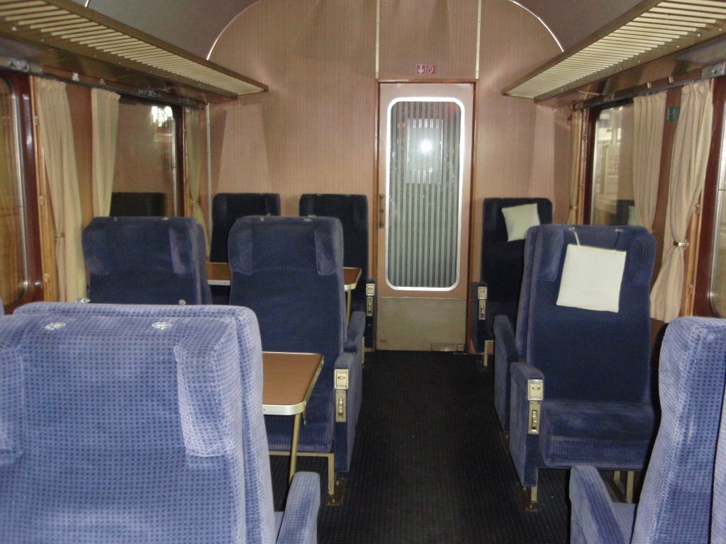 Der Innenraum eines Kakadu Speisewagens im RE 13 Ersatzverkehr der eurobahn. 06.02.2010
