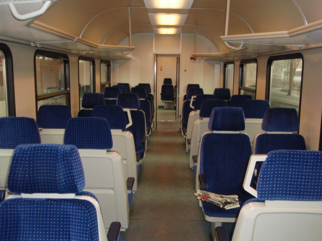 Der Innenraum eines Wittenberger Steuerwagens der Nord-Ostsee-Bahn im RE 13 Ersatzverkehr der eurobahn. 07.02.2010