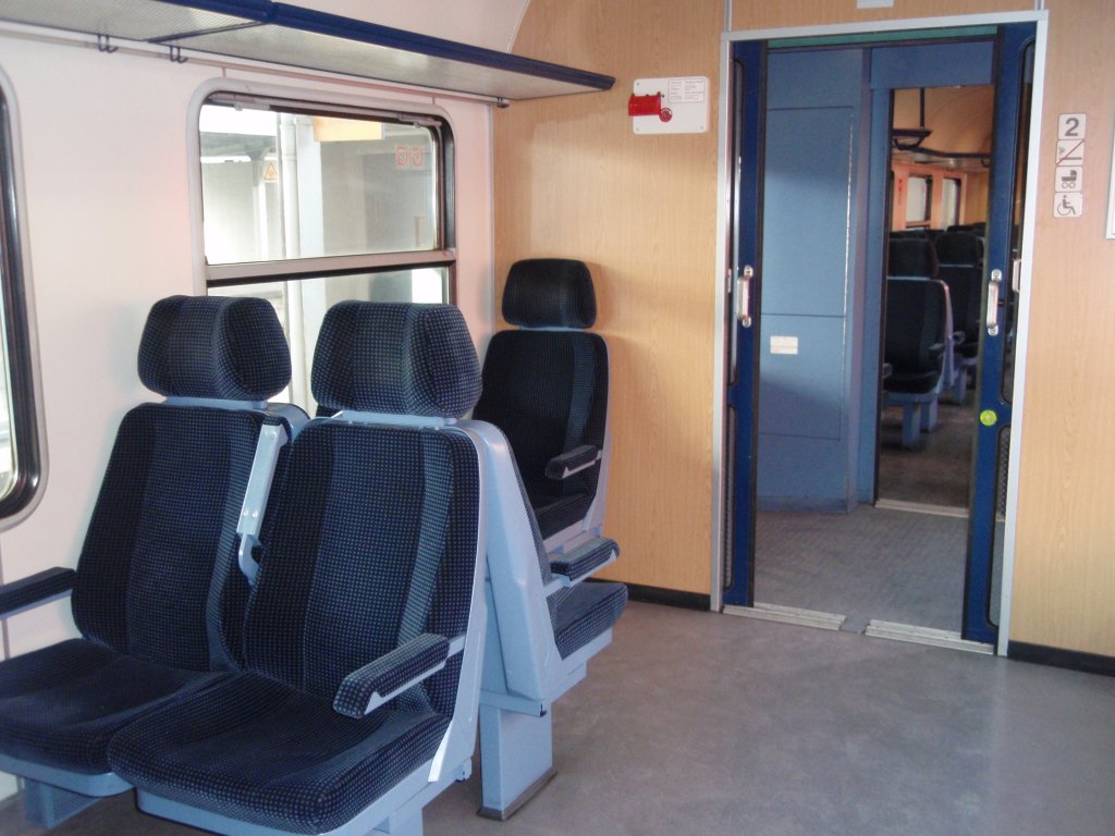 Der Innenraum eines Wittenberger Steuerwagens der Abellio Rail NRW im RE 13 Ersatzverkehr der eurobahn. 20.02.2010