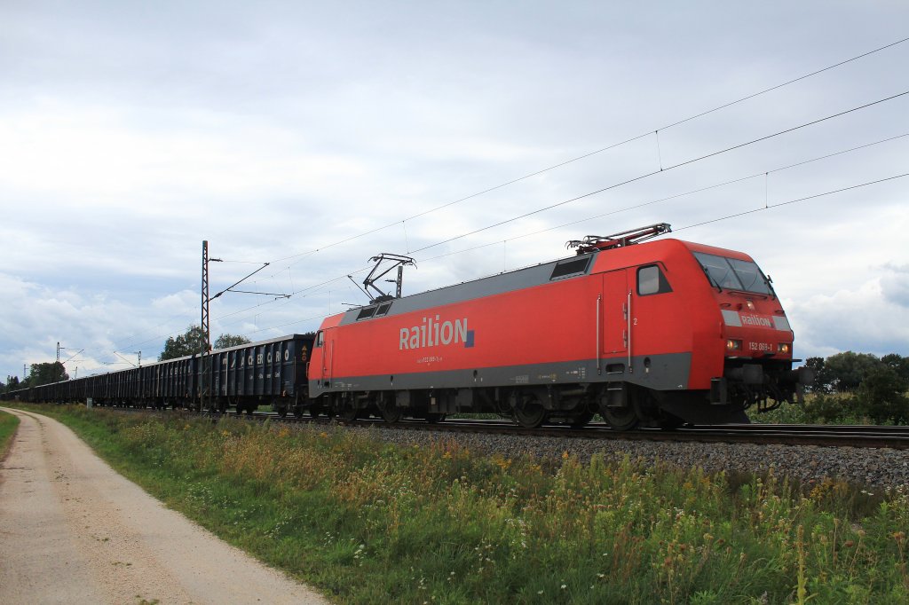 Die  Railion -Lok 152 069-1 am 26. August 2012 in der nhe von bersee am Chiemsee.