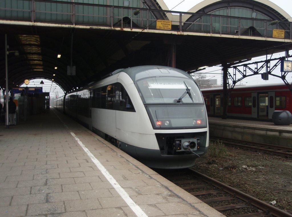 Drei VT 642 als RE 13 Ersatzverkehr der eurobahn nach Hamm (Westf.) in Mnchengladbach Hbf. 07.02.2010