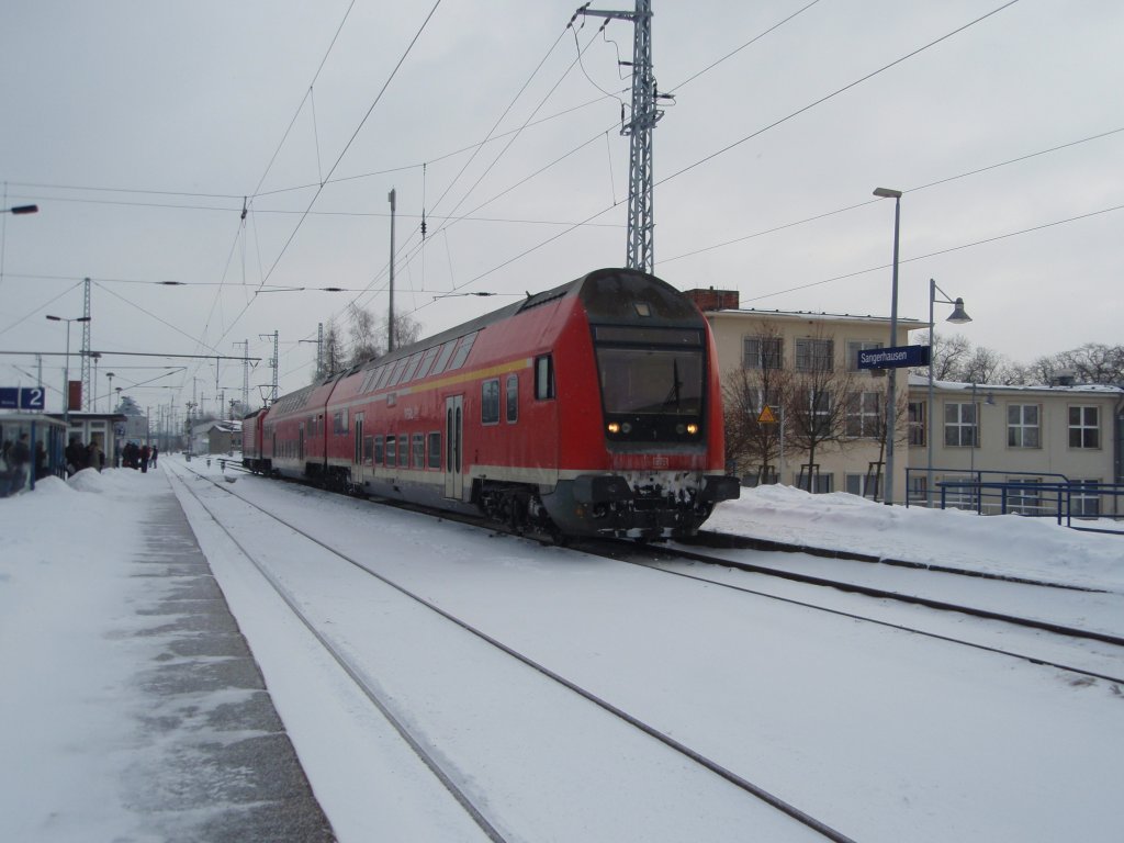 Ein Doppelstock Steuerwagen als RB 50 nach Erfurt Hbf in Sangerhausen. 13.02.2010