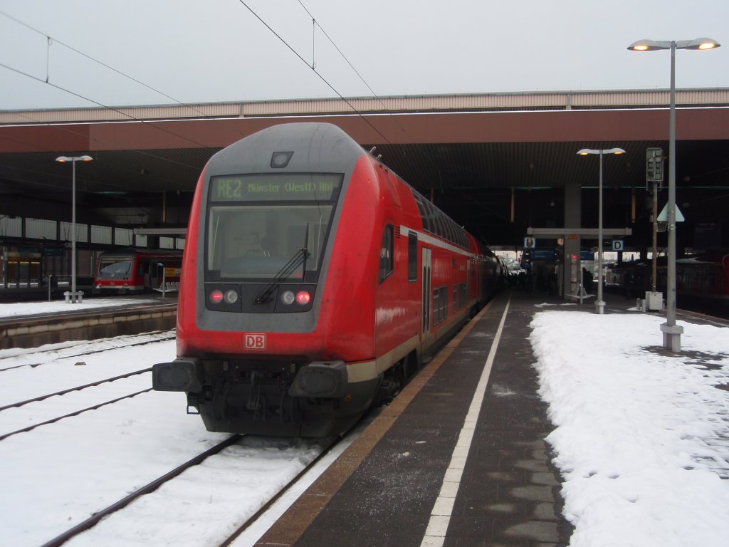 Ein Doppelstock Steuerwagen als RE 2 nach Mnster (Westf.) Hbf in Dsseldorf Hbf. 28.12.2010