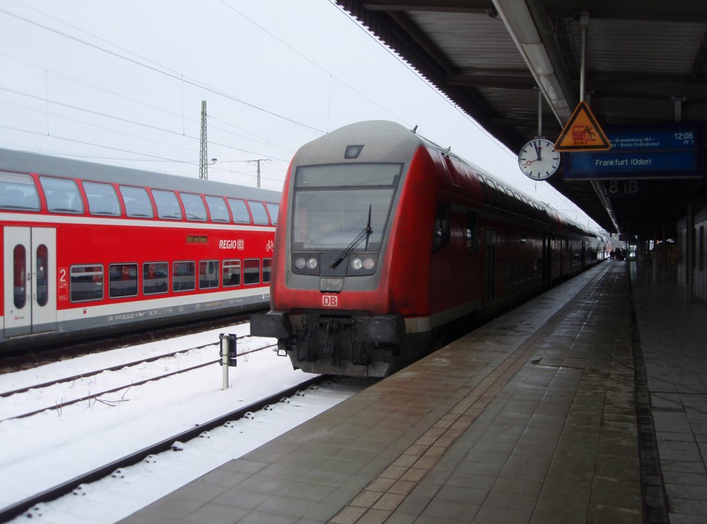 Ein Doppelstock Steuerwagen als RE 1 nach Frankfurt (Oder) in Magdeburg Hbf. 09.02.2013