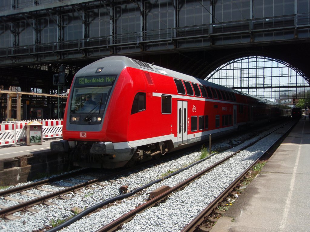 Ein Doppelstock Steuerwagen als RE Hannover Hbf - Norddeich Mole in Bremen Hbf. 13.06.2009