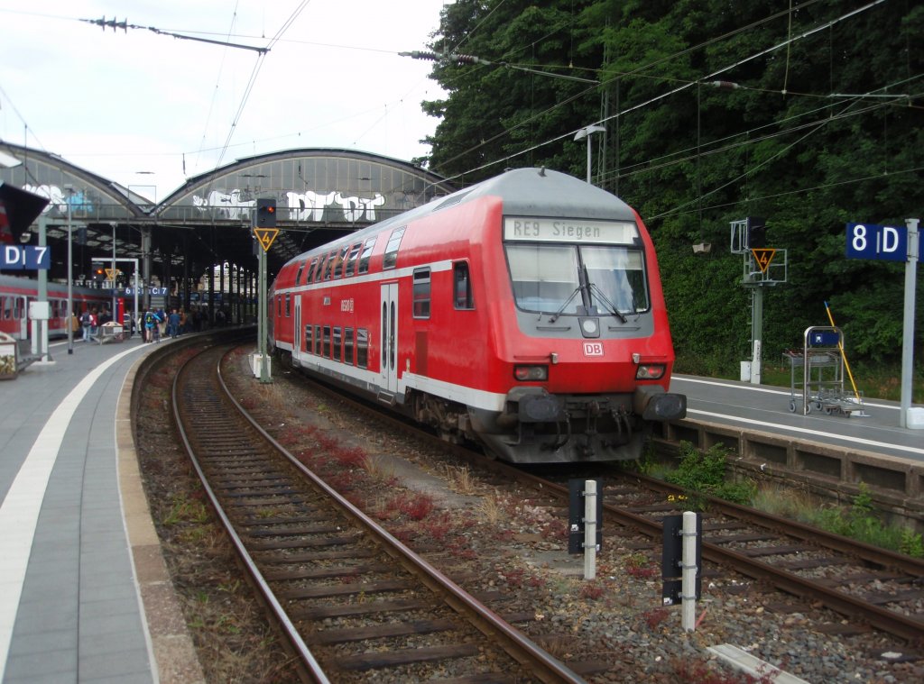 Ein Doppelstock Steuerwagen als RE 9 nach Siegen in Aachen Hbf. 22.06.2009