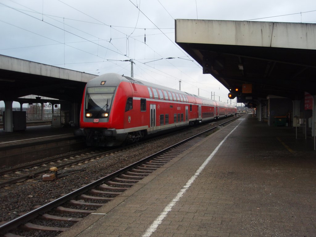 Ein Doppelstock Steuerwagen als RE 6 Minden (Westf.) - Dsseldorf Hbf in Hamm (Westf.). 25.12.2009