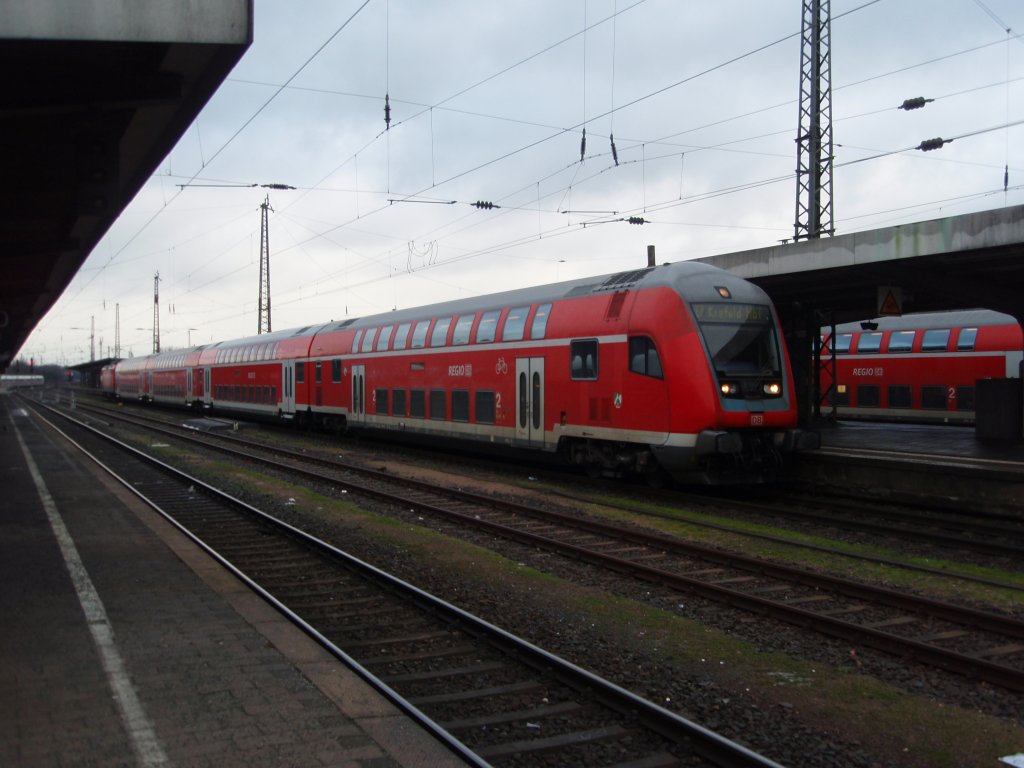 Ein Doppelstock Steuerwagen als RE 7 Rheine - Krefeld Hbf in Hamm (Westf.). 25.12.2009