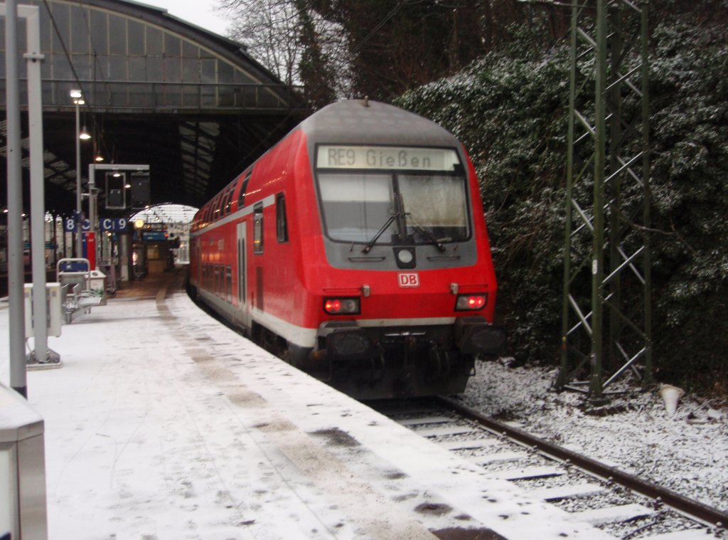 Ein Doppelstock Steuerwagen als RE 9 nach Gieen in Aachen Hbf. 01.01.2010