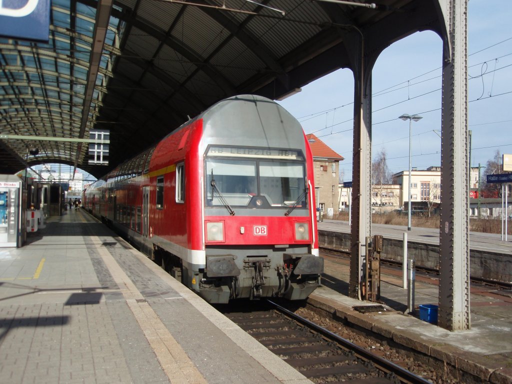 Ein Doppelstock Steuerwagen als RE 5 nach Leipzig Hbf in Halle (Saale) Hbf. 27.02.2010