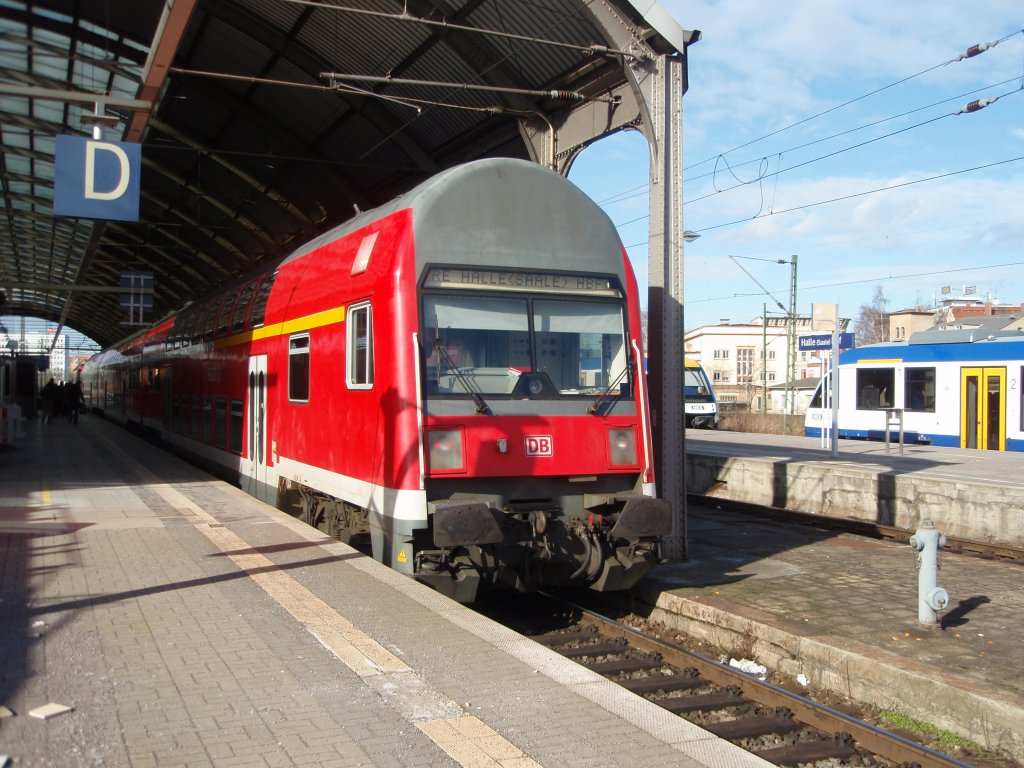 Ein Doppelstock Steuerwagen als RE 5 aus Leipzig Hbf in Halle (Saale) Hbf. 27.02.2010
