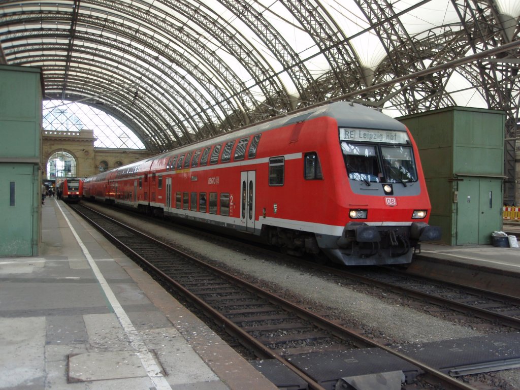 Ein Doppelstock Steuerwagen als RE 50 nach Leipzig Hbf in Dresden Hbf. 18.08.2010