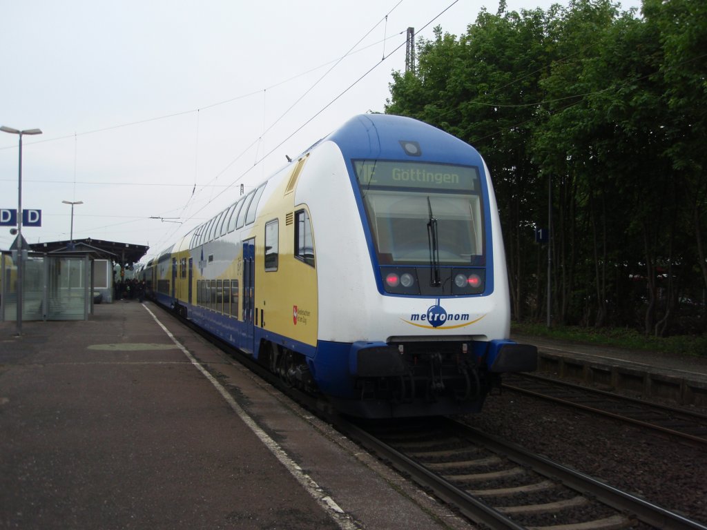 Ein Doppelstock Steuerwagen der metronom als ME Uelzen - Gttingen in Elze (Han). 15.05.2010