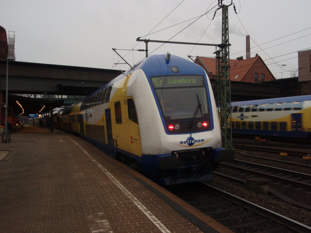 Ein Doppelstock Steuerwagen der metronom Eisenbahngesellschaft als MEr Hamburg Hbf - Lneburg in Hamburg-Harburg. 22.01.2011
