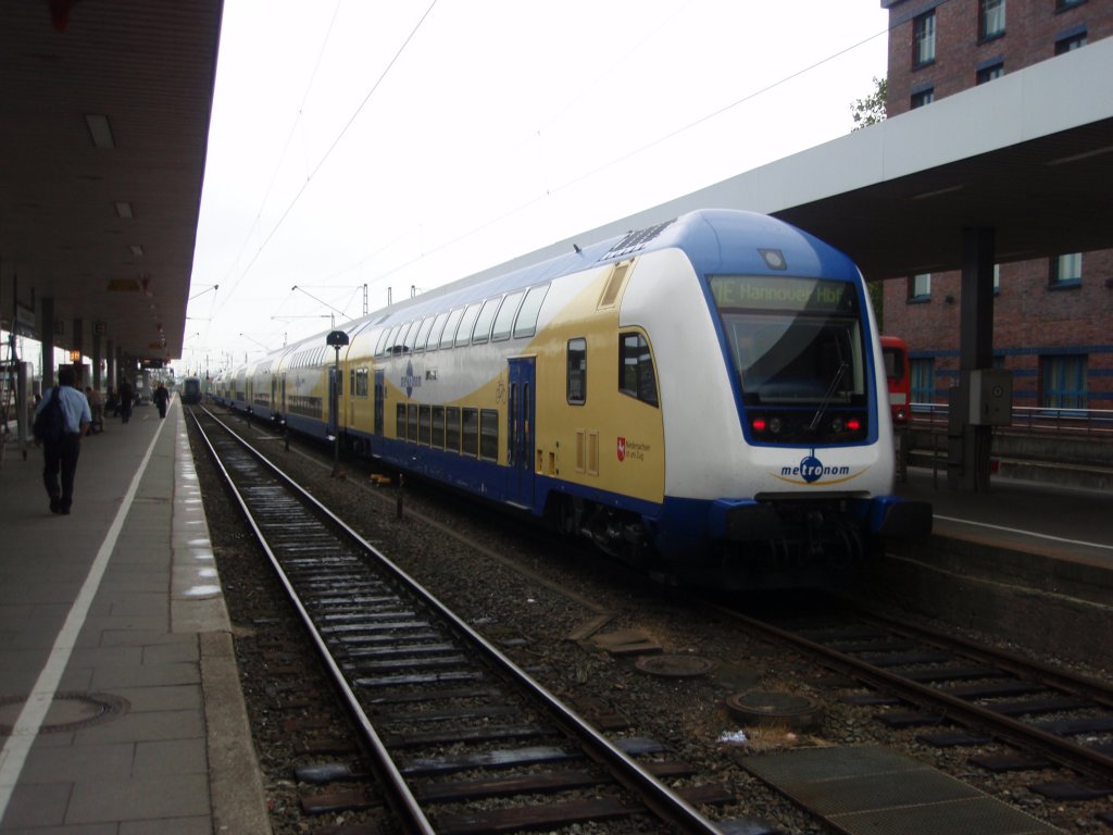 Ein Doppelstock Steuerwagen der metronom Eisenbahngesellschaft als ME nach Hannover Hbf in Hamburg-Altona. 12.08.2009