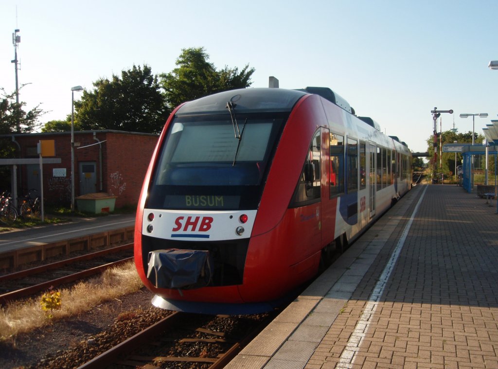 Ein VT 648 der Schleswig-Holstein-Bahn als SHB Neumnster - Bsum in Heide (Holst.). 04.08.2009